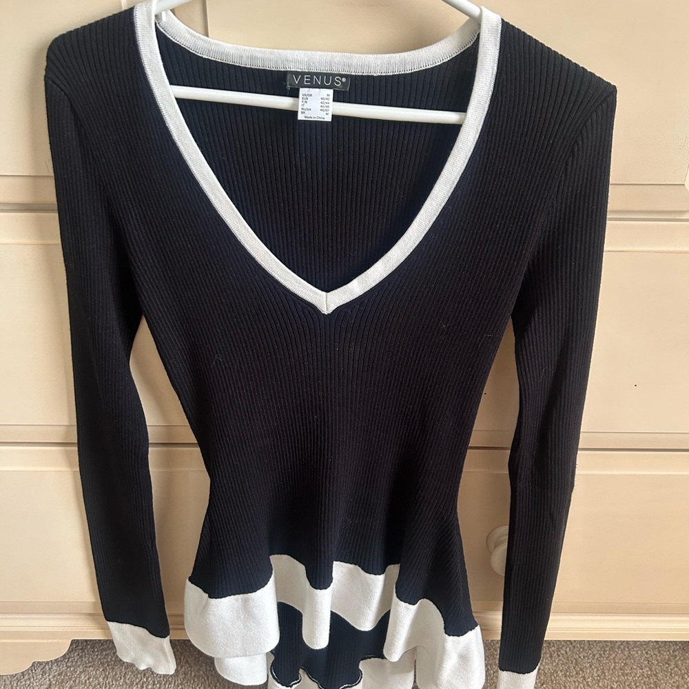 VENUS Black and White Long Sleeve V-Neck Top